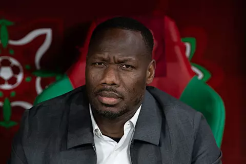 يعمل بدون عقد.. تقارير: رئيس الجمهورية يتدخل لحل أزمة مدرب السنغال قبل كأس العالم